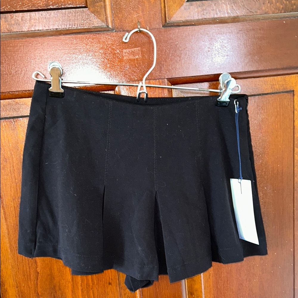 Black pleated mini Skort